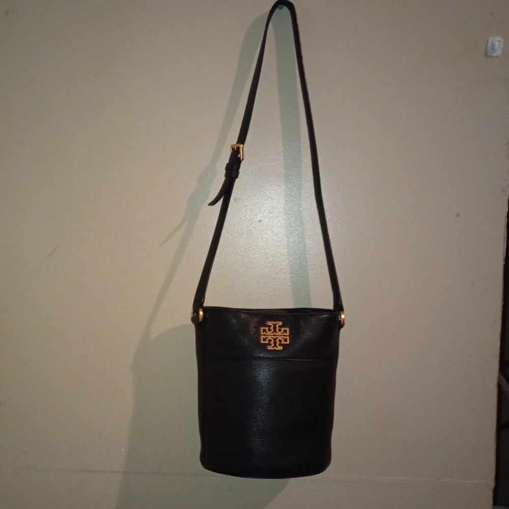 Tory Burch Britten Bucket Bag With Tory Burch Wallet - Picture 4 of 15